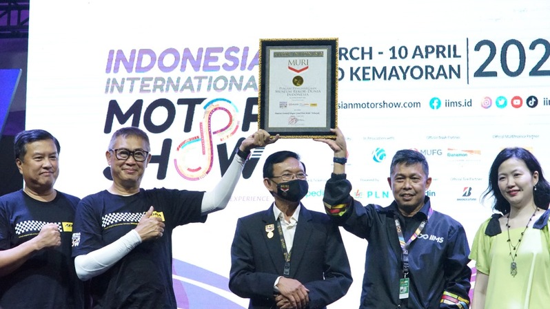 Grup Danamon memberikan grand prize terbanyak dalam sejarah IIMS sekaligus otomotif Indonesia, sehingga meraih rekor Museum Rekor Dunia Indonesia (MURI). (ist)