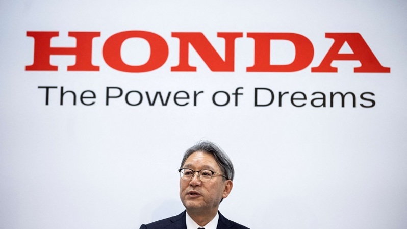 Presiden Honda Toshihiro Mibe berbicara tentang bisnis elektrifikasi mobil selama konferensi pers di kantor pusat perusahaan di Tokyo, Jepang pada 12 April 2022. (FOTO: BEHROUZ MEHRI / AFP)