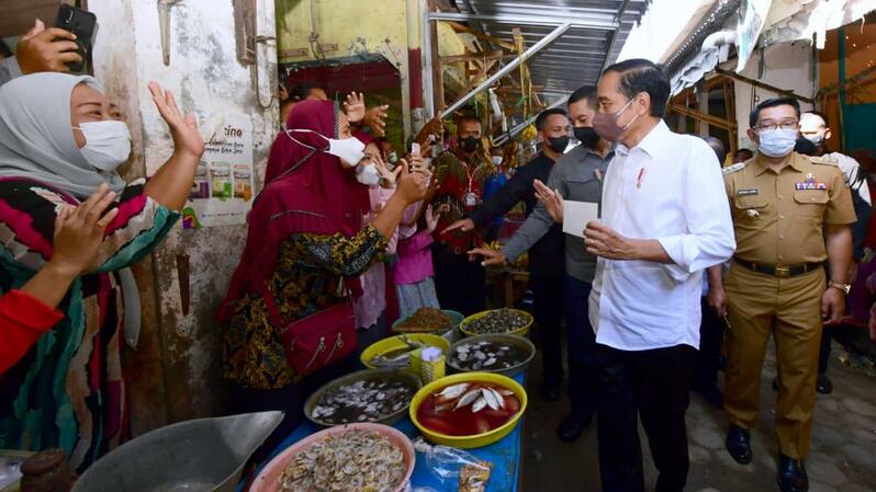 Presiden Jokowi membagikan bansos bagi para pedagangan di pasar Harjamukti Cirebon