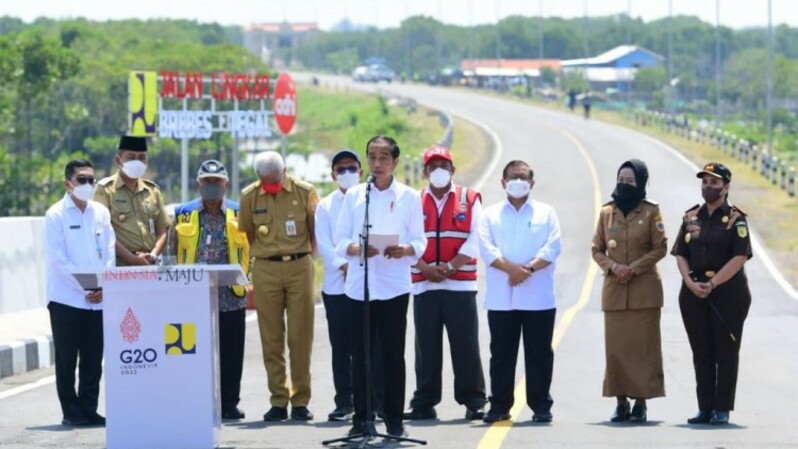 Presiden Joko Widodo (Jokowi) meresmikan Jalan Lingkar Brebes-Tegal di Jembatan Kaligangsa, Kabupaten Brebes, Provinsi Jawa Tengah, Rabu (13/4/2022).