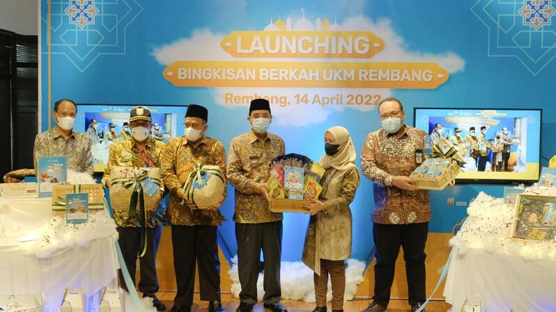 Bupati Rembang, Abdul Hafidz (keempat kiri) dan Direktur Utama Semen Gresik, Subhan (paling kiri) saat meluncurkan program 