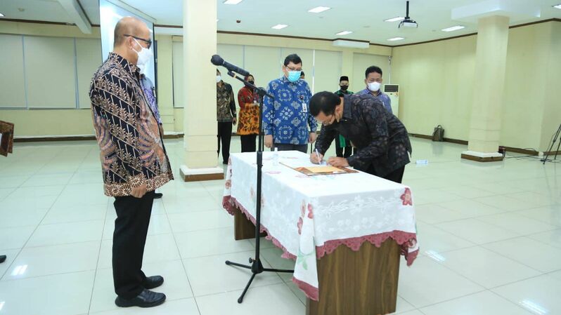 Sekretaris KemenkopUKM Arif Rahman Hakim melantik Direktur Umum dan Hukum LPDB-KUMKM Oetje Koesoema Prasetia. (Foto: Dok. LPDB-KUMKM)
