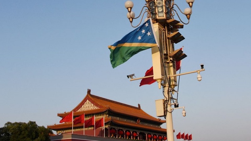 Bendera nasional Kepulauan Solomon dan Tiongkok berkibar di Lapangan Tiananmen di Beijing, Tiongkok pada 7 Oktober 2019. (FOTO: REUTERS/Stringer/File Photo)