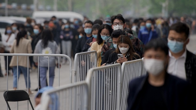 Orang-orang mengantre untuk tes swab untuk diuji virus corona Covid-19 di Beijing, 