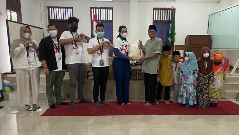 Associate Director HRBP Fuse, Sukmawati (kelima dari kiri) menyerahkan donasi untuk Panti Asuhan Anak Muhammadiyah PCM Kembangan, Senin (25/4). (ist)