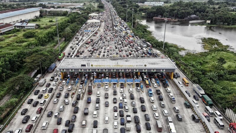 Antrean kendaraan di pintu Tol Cikarang Utama pada periode mudik Lebaran 2022.