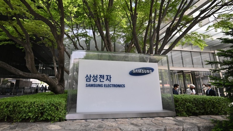 Papan logo Samsung Electronics ditampilkan di luar gedung perusahaan Seocho, Seoul, Korea Selatan pada 28 April 2022. (FOTO: JUNG YEON-JE / AFP)