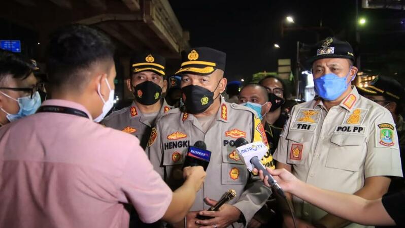 Plt Wali Kota Bekasi Tri Adhianto (kanan) bersama Forkopimda meninjau pos pengamanan di Pospam Mega Bekasi Hypermall pada Kamis, 28 April 2022 malam. 