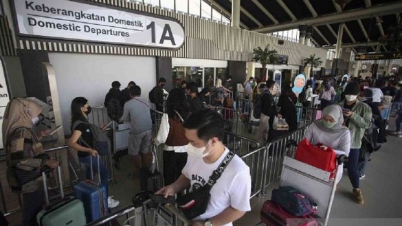 Calon penumpang antre masuk ke dalam Terminal 1 A, Bandara Soekarno Hatta, Tangerang, Banten, Jumat (29/4/2022). (FOTO: ANTARA/MUHAMMAD IQBAL)