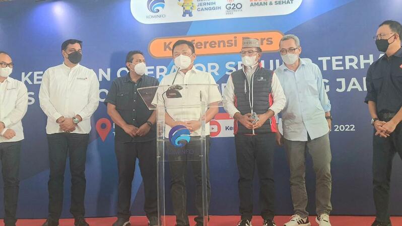 Direktur Utama PT Telkom Tbk Ririek Adriansyah (tengah) saat konferensi pers kesiapan jaringan telekomunikasi untuk mudik Lebaran 2022 di Polairud Bandar Udara Pondok Cabe, Tangerang Selatan, Jumat (29/4/2022). (Foto: Investor Daily/eman).
