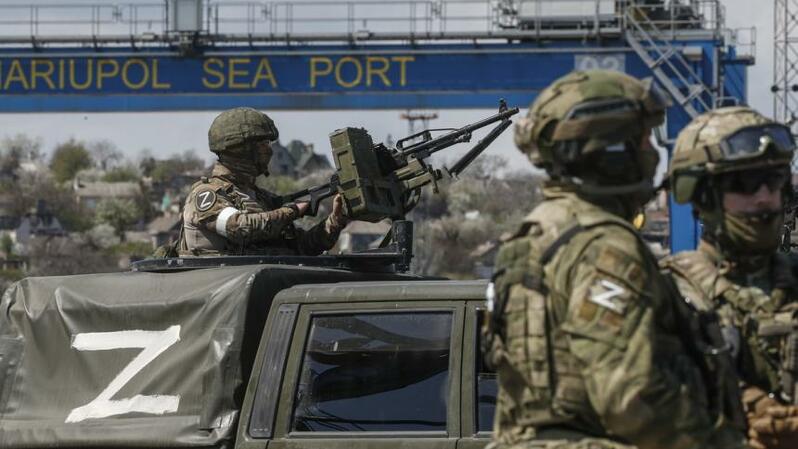 Pasukan Rusia berjaga di pelabuhan Mariupol.