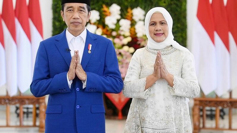 Presiden Joko Widodo (Jokowi) beserta Ibu Iriana Joko Widodo menyampaikan ucapan selamat Idulfitri 1443 Hijriah seraya memohon maaf lahir dan batin. (Foto: Setpres)