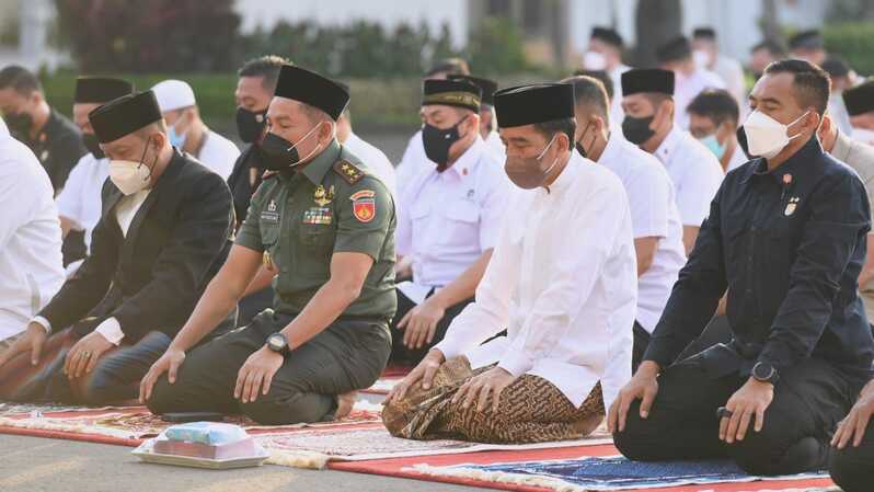 Presiden Joko Widodo (Jokowi) dan Ibu Iriana Joko Widodo menggelar shalat Idulfitri di halaman Gedung Agung, Istana Kepresidenan Yogyakarta, Senin (2/5/2022), bertepatan dengan 1 Syawal 1443 Hijriah. 