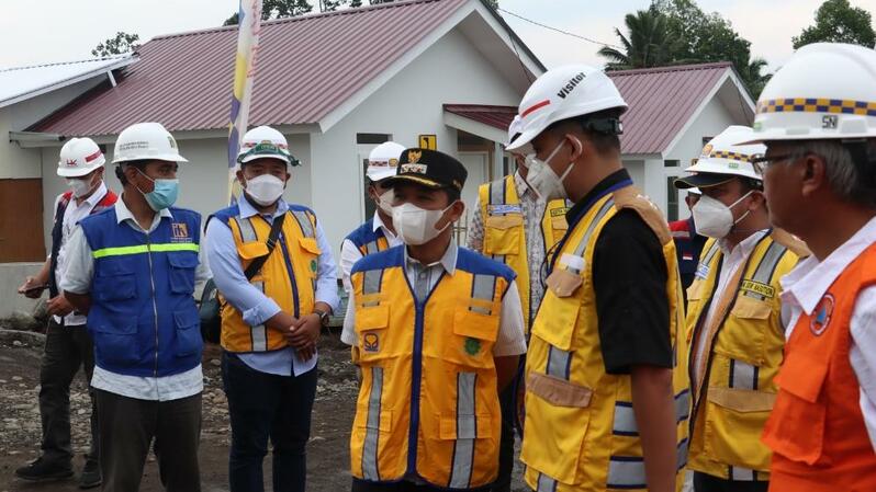 Direktur Jenderal Perumahan Kementerian PUPR, Iwan Suprijanto, meninjau porgres pembangunan hunian tetap bagi masyarakat terdampak erupsi gunung Semeru. foto (istimewa)