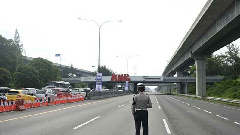 Korlantas Polri mulai memberlakukan rekayasa lalu lintas sistem satu arah (one way) dari Gerbang Tol (GT) Palimanan Utama Km 188 sampai dengan Tol Jakarta Cikampek Km 47 pada Kamis (5/5/2022).
Sumber: Antara