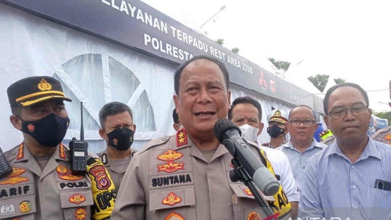 Kapolda Jawa Barat Irjen Pol Suntana saat memberi keterangan kepada media di Cirebon, Jawa Barat, Kamis (5/5/2022). (FOTO: ANTARA / Khaerul Izan)