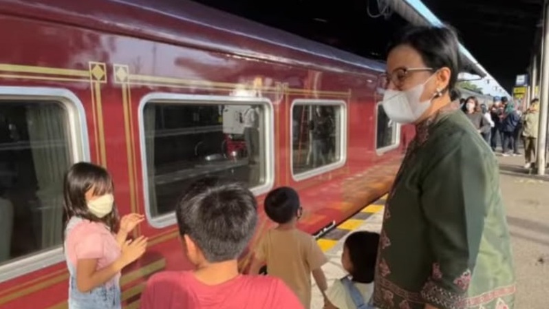 Menteri Keuangan Sri Mulyani bersama keluarganya mudik ke Semarang dengan kereta api. (Foto: Instagram/@smindrawati)