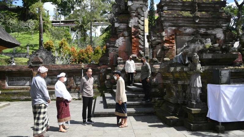 Presiden Jokowi saat mengunjungi Pura Tirta Empul di Gianyar, Bali.
