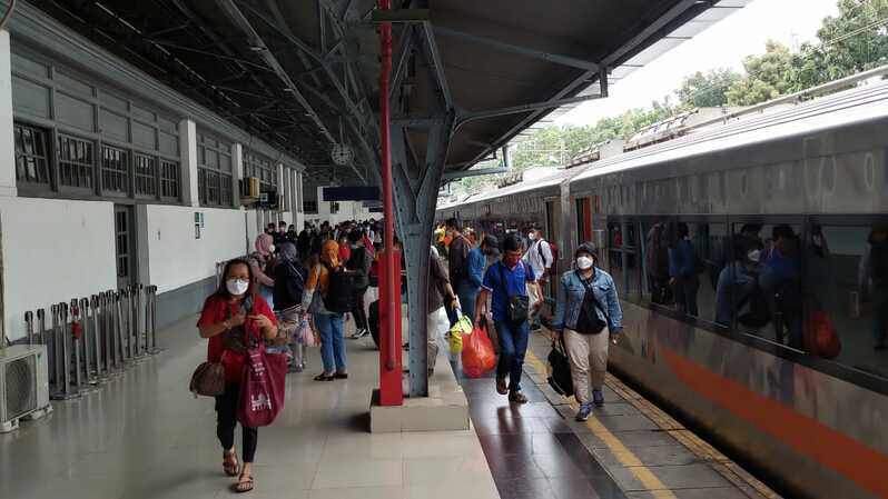 PT KAI Daop 1 Jakarta memastikan seluruh pengguna yang tiba di stasiun telah memenuhi persyaratan perjalanan penumpang kereta api, Jumat, 6 Mei 2022.