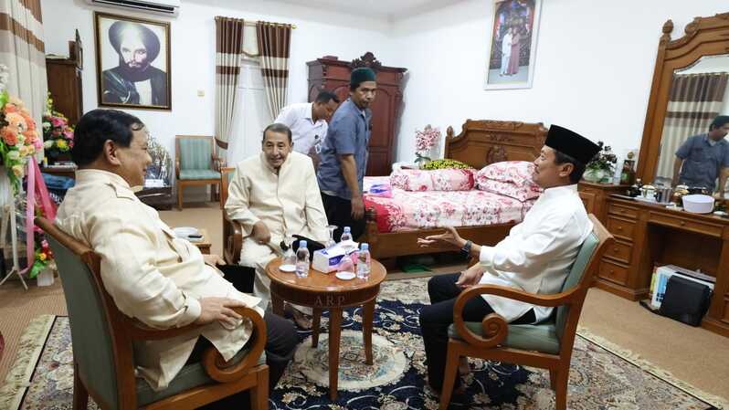 Ketum Partai Gerindra Prabowo Subianto berkunjung ke kediaman KH Habib Muhammad Lutfi bin Yahya di Pekalongan, Jawa Tengah, Kamis, 5 Mei 2022.