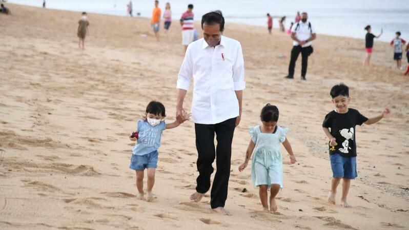 Presiden bersama cucu menikmati pantai di Nusa Dua, Bali (7/5/2022)