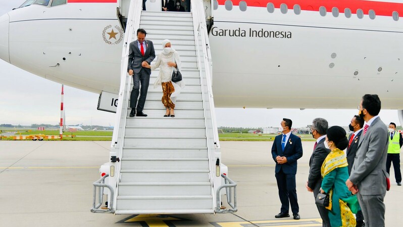 Setelah menempuh penerbangan selama kurang lebih 14,5 jam, pesawat Garuda Indonesia GIA-1 yang membawa Presiden Joko Widodo (Jokowi) dan Ibu Iriana Jokowi beserta rombongan tiba di Bandara Internasional Schipol di Amsterdam, Belanda, Selasa (10/5/2022)  pukul 17.20 waktu setempat (WS) atau pukul 22.20 WIB.