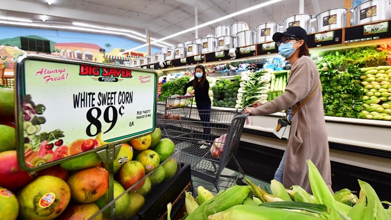 Seorang wanita membeli makanan di Rosemead, California, AS. (FOTO: FREDERIC J. BROWN / AFP)