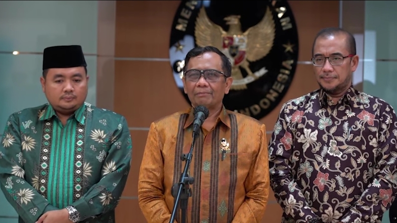Menko Polhukam Mahfud MD didampingi Ketua KPU Hasyim Asy