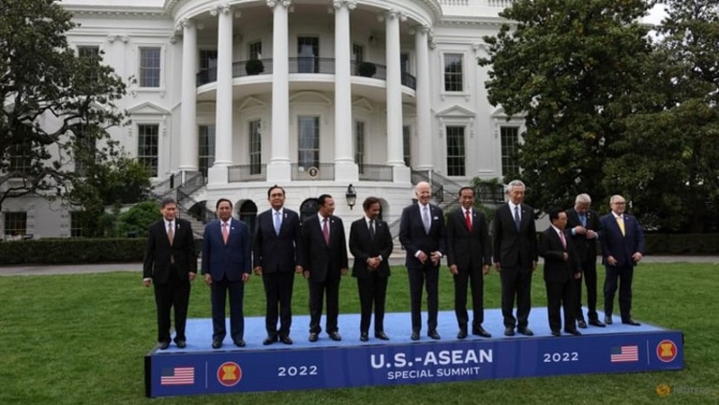 Presiden AS Joe Biden saat foto bersama dengan para pemimpin Asean, pada pertemuan khusus AS-Asean di Gedung Putih, Washington, AS pada 12 Mei 2022. (FOTO: REUTERS / LEAH MILLIS)