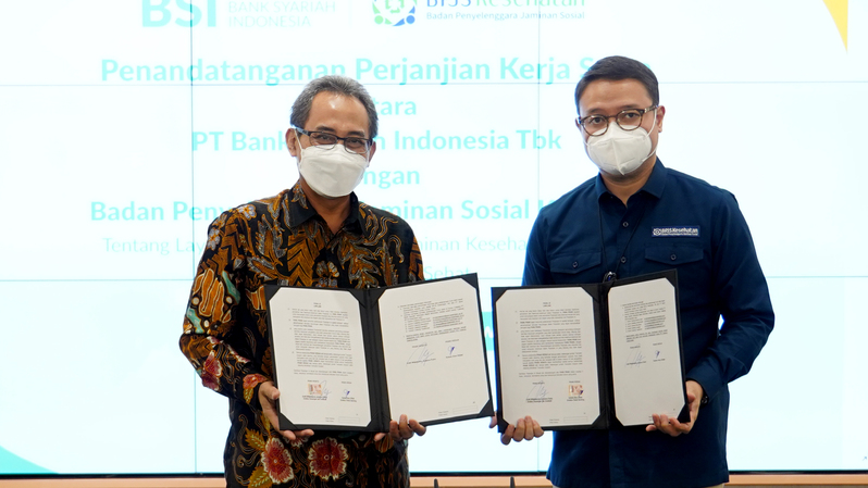 BSI kembali bekerja sama dengan BPJS Kesehatan dalam layanan autodebet iuran BPJS. Penandatanganan dilakukan oleh Direktur Retail Banking BSI Koko Alun Akbar (kiri) dan Direktur Keuangan dan Investasi BPJS Kesehatan Arief Witjaksono Juwono Putro (kanan) di Jakarta, Kamis (12/5).