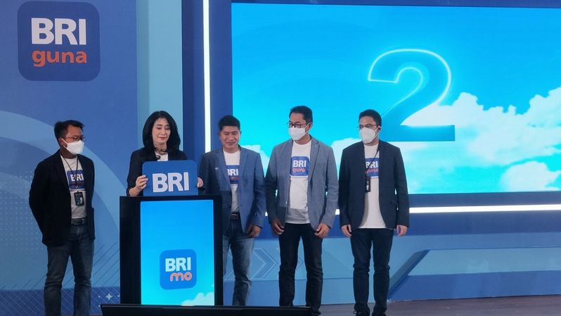 Peluncuran BRIguna Digital dilakukan oleh Direktur Bisnis Konsumer BRI Handayani (kedua kiri) dan EVP Consumer Lending, Sales & Development Division BRI Handaru Sakti (tengah) di Jakarta, Jumat (13/5). (Foto: Investor Daily/Nida Sahara)