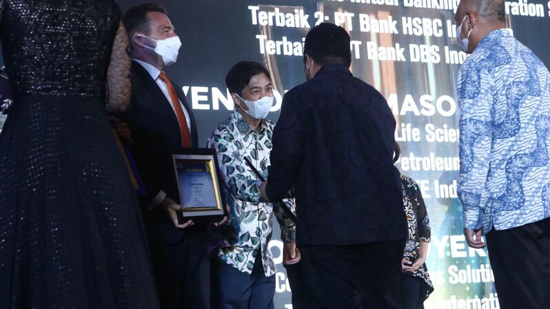 Presiden Direktur PT Bank DBS Indonesia Paulus Sutisna menerima penghargaan Apresiasi Mitra BUMN Champion 2022 dari Menteri BUMN Erick Thohir.