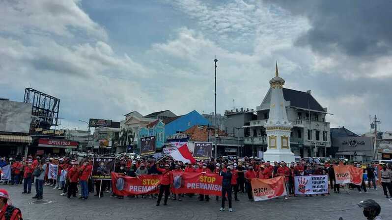 Kelompok pemuda menggelar aksi damai menolak kriminalitas atau biasa disebut klitih. Aksi damai itu digelar di Tugu Pal Putih, DI Yogyakarta, Sabtu 14 Mei 2022.