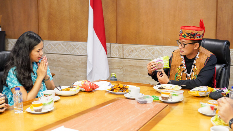 Co-CEO Lemonilo Shinta Nurfauzia (kiri) sedang berbincang dengan Menteri Pariwisata dan Ekonomi Kreatif RI Sandiaga Uno (tengah), di sela-sela audiensi antara Lemonilo dengan Kementerian Pariwisata dan Ekonomi Kreatif RI belum lama ini di Jakarta. ( Foto: Istimewa )