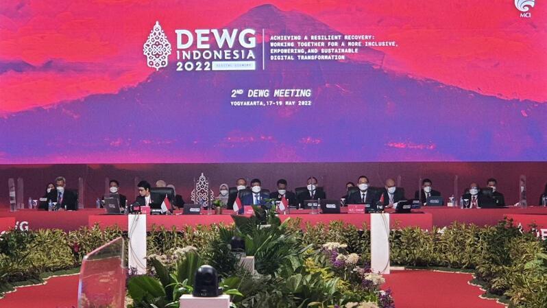 Menteri Komunikasi dan Informatika Johnny G Plate (Tengah) membuka pertemuan kedua DEWG 2022 di Yogyakarta, Selasa (17/5/2022). Foto: Investor Daily