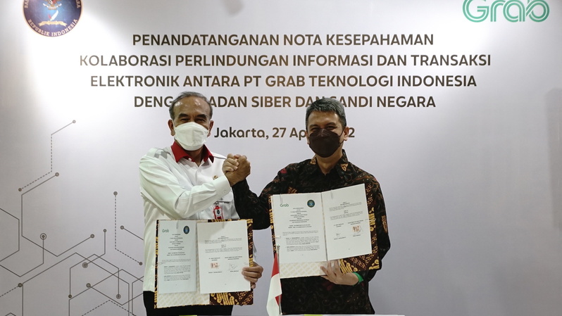 Kepala BSSN Republik Indonesia Hinsa Siburian (kiri) dan President of Grab Indonesia Ridzki Kramadibrata (kanan)