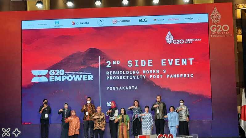 Menteri Koperasi dan UKM Teten Masduki (depan dua kiri), Menteri Pemberdayaan Perempuan dan Perlindungan Anak Bintang Puspayoga (depan kiri tiga) beserta sejumlah peserta saat pembukaan Plenary Meeting Kedua G20 Empower di Yogyakarta, Rabu (18/5/2022). 