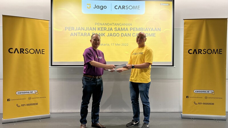 (Dari kiri) Head of Partnership Lending Business Bank Jago Michael Jermia Tjahjamulia dan CEO Carsome Indonesia Andrew Mawikere seusai penandatandangan kerja sama pembiayaan antara Bank Jago dan Carsome Indonesia pada Selasa, 17 Mei 2022 lalu.