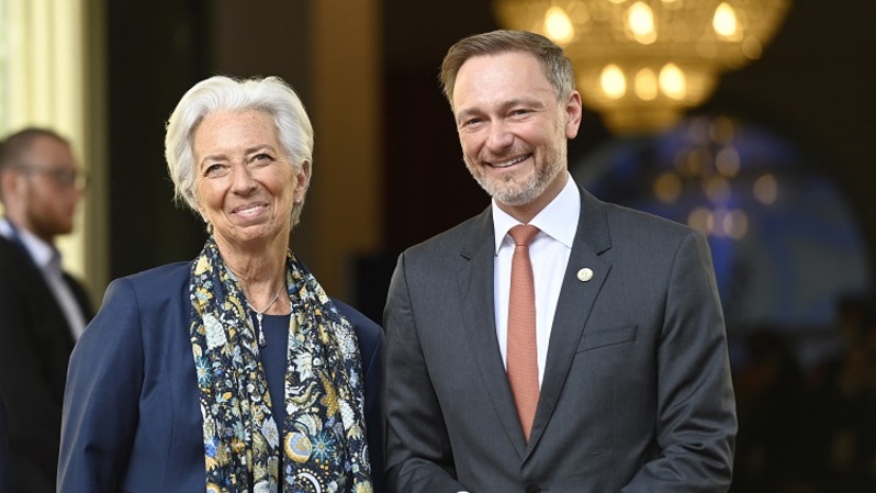 Menteri Keuangan Jerman Christian Lindner menyambut Presiden Bank Sentral Eropa (ECB) Christine Lagarde (kiri) sebelum pertemuan para menteri keuangan dan gubernur bank sentral dari negara anggota G7 pada 19 Mei 2022 di Petersberg, Jerman Barat. (FOTO: INA FASSBENDER / AFP)