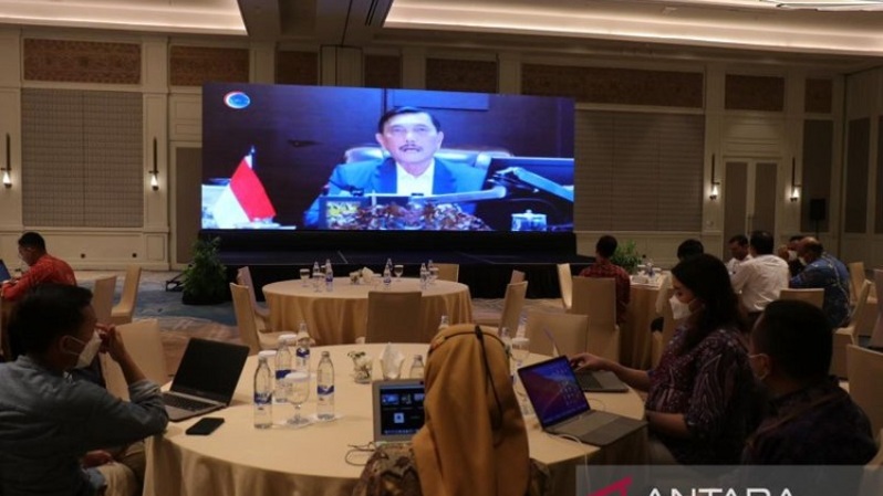 Menteri Koordinator bidang Kemaritiman dan Investasi Luhut Binsar Pandjaitan dalam Forum Wartawan Kemenko Marves: Mengawal Gelaran Presidensi G20 Indonesia di Bali, Selasa (24/5/2022). (FOTO: ANTARA/Azis Kurmala)