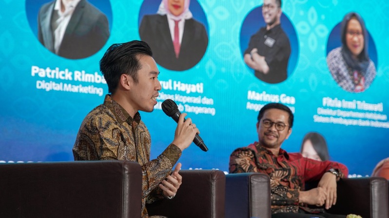 Founder Benson Indonesia, Patrick Rimba (kiri) memperkenalkan strategi physical-digital (phygital) untuk membantu Usaha Mikro Kecil dan Menengah (UMKM) dalam menjalankan strategi pemasaran produk untuk jangkauan yang lebih luas.