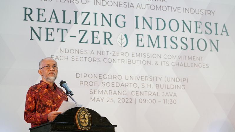 Warih Andang Tjahjono, presiden direktur PT Toyota Motor Manufacturing Indonesia (TMMIN), menjadi pembicara seminar 100 Years of Indonesia Automotive Industry, Realizing Indonesia Net-Zero Emission. (ist)