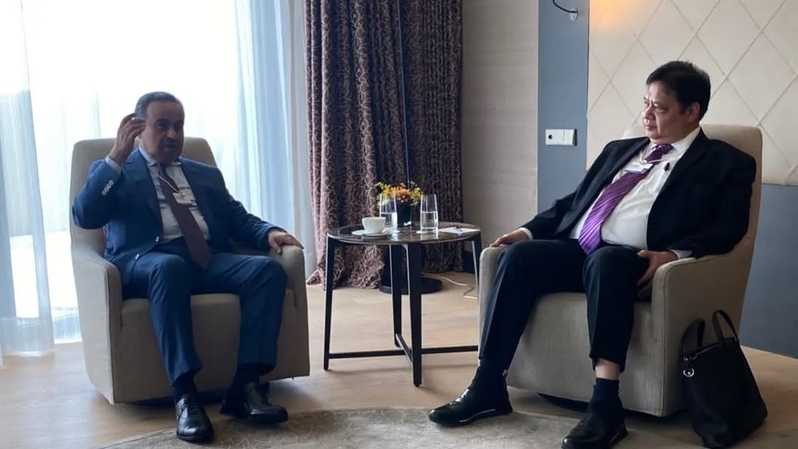 Menteri Koordinator Bidang Perekonomian Airlangga Hartarto melakukan pertemuan bilateral dengan Menteri Keuangan Qatar Ali bin Ahmed Al Kuwari Faisal Al-Ibrahim di Alpen Gold Hotel, Davos-Swiss, Selasa (24/5/2022).