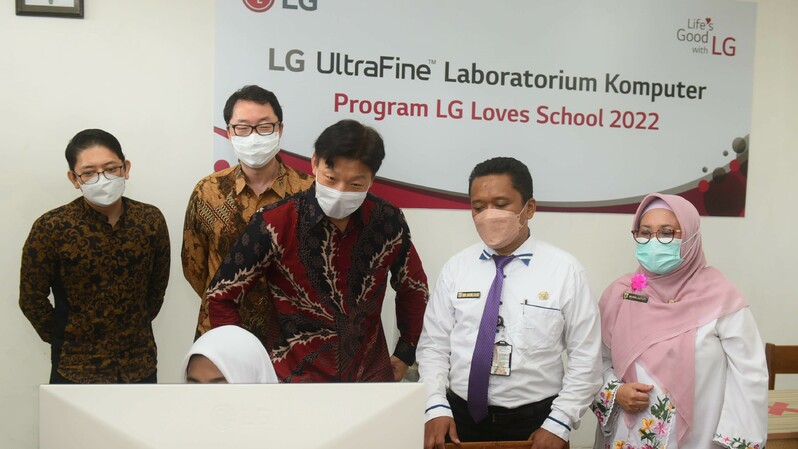Sekolah Menengah Kejuruan Negeri 2 yang berlokasi di Gambir, Jakarta Pusat menjadi langkah perdana PT LG Electronics Indonesia (LG) dalam program LG Loves School tahun ini.(Foto: LG) 
