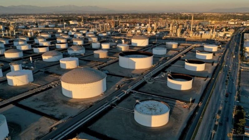 Tangki penyimpanan terlihat di Kilang Los Angeles Marathon Petroleum, yang memproses minyak mentah domestik dan impor di Carson, California, AS pada 11 Maret 2022. (FOTO: REUTERS/Bing Guan/File Photo)