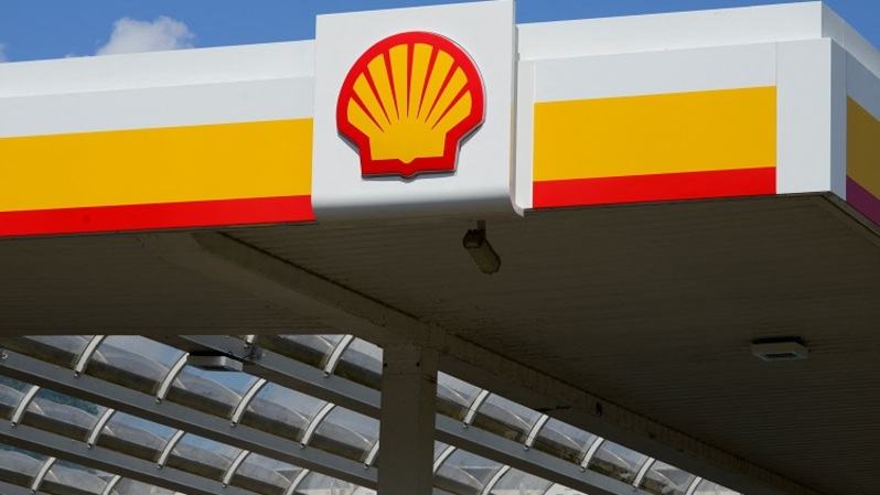 Sebuah foto menunjukkan logo perusahaan minyak dan gas multinasional Inggris, Shell, di sebuah stasiun minyak dan gas di Berlin, Jerman, beberapa waktu lalu. (FOTO: ASTRID VELLGUTH / AFP)