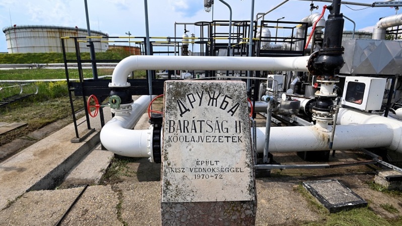 Stasiun penerima pipa minyak Druzhba antara Hongaria dan Rusia dengan pelat peringatan pembangunannya di Kilang Duna (Danube) Perusahaan MOL Hongaria yang terletak di dekat Szazhalombatta, sekitar 30 km sebelah selatan Budapest. (FOTO: ATTILA KISBENEDEK / AFP)