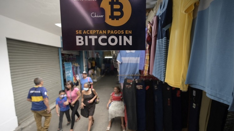 Sebuah tanda di sebuah kios mengumumkan penerimaan kripto bitcoin sebagai alat pembayaran sah di San Salvador, pada 24 Mei 2022. (FOTO: MARVIN RECINOS / AFP)