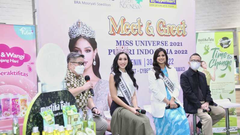 Puteri Indonesia 2022 Laksmi Shari De Neefe Suardana (kedua dari kiri) dan Miss Universe 2021 Harnaaz Sandhu (kedua dari kanan).  ( Foto: Istimewa )