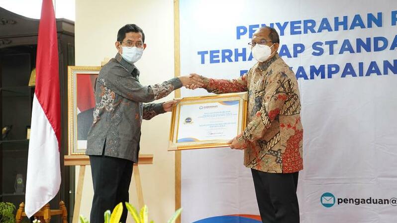 Plh Sekjen Kemenkominfo Hary Budiarto (kanan) menerima piagam penghargaan dari Wakil Ketua Ombudsman RI Boby Hamzar Rafinus (kiri) di Kantor Ombudsman RI, Jakarta Selatan. (IST)